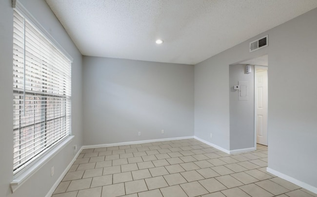 Building Photo - 5806 Rue Royale