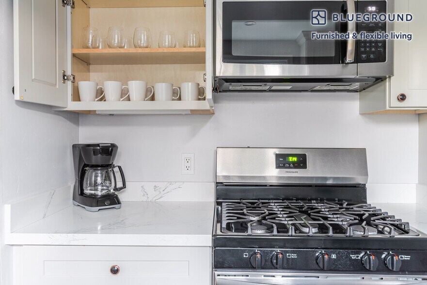 Building Photo - 253 Center St