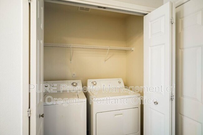 Building Photo - 1434 NE Birkshire Ct