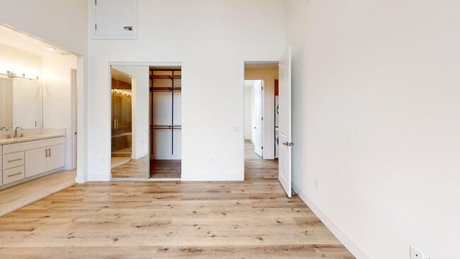 Building Photo - Gated | Light-Filled Townhouse | North Park