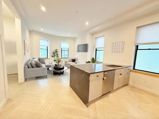 Building Photo - 182 Webster St