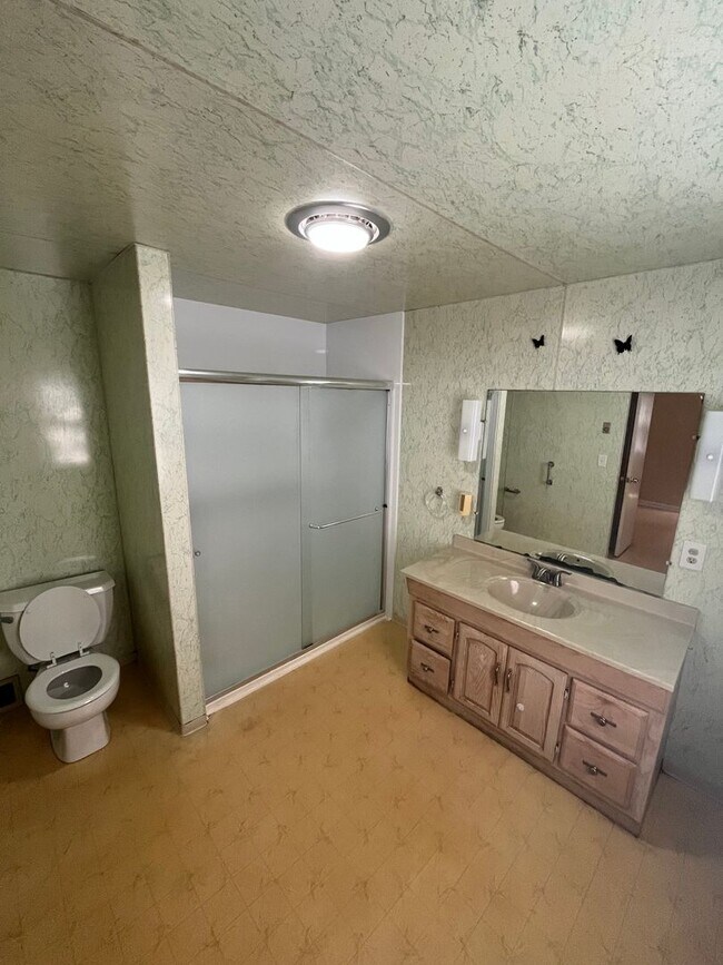 Building Photo - 3 Bedroom Home with In-Law Suite Available Near Rochester General