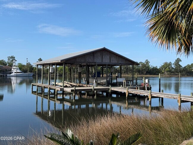 Building Photo - 816 W 8th St Cir