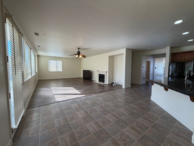 Building Photo - Spacious 4 Bedroom, 2.5 Bath in North Valleys