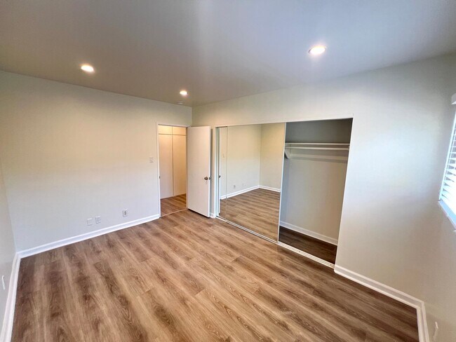 Building Photo - 2408 Ocean Park Pl S