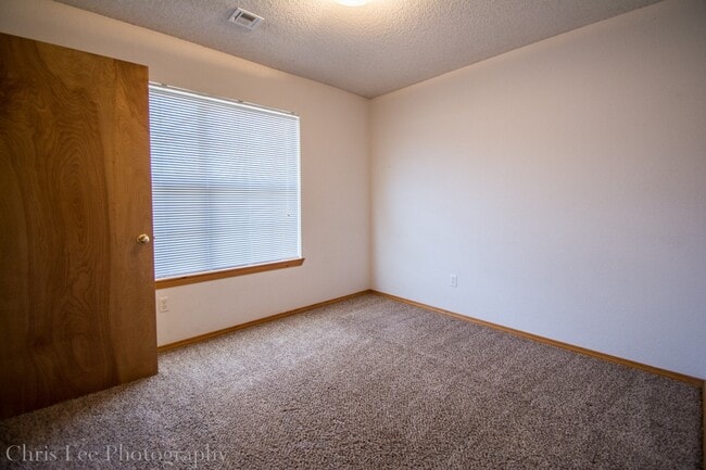 Building Photo - Very Well Kept 3BR/2BA home in Wedington Area! Great location, great yard! Ready for showings!