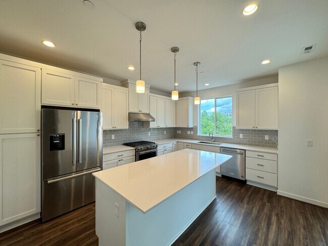 Building Photo - Luxury townhouse for rent