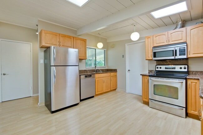 Building Photo - Nice Single Level Eichler Home in the Gree...