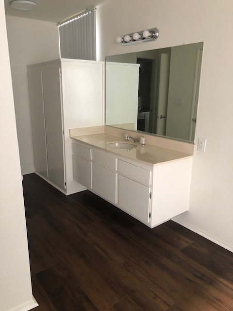 Bathroom 2 bedroom - 215 S Madison Ave