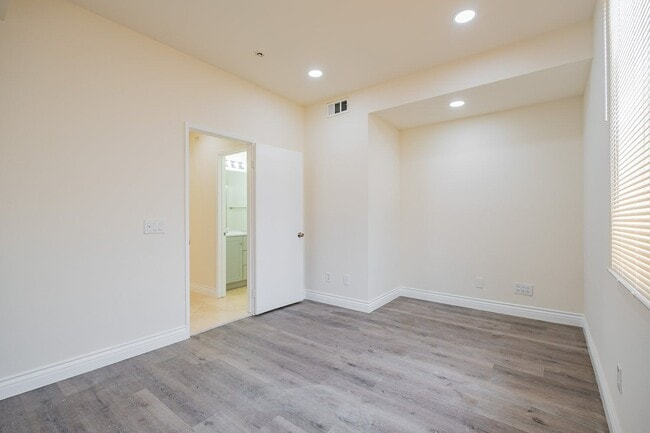 Building Photo - 1514 Regents St