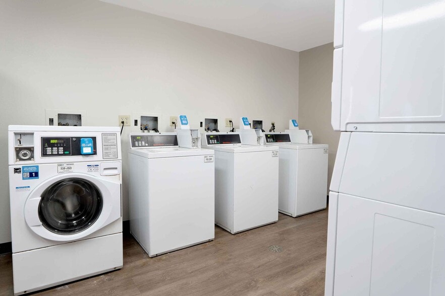 Building Photo - Furnished Studio-San Rafael - Francisco Blvd East