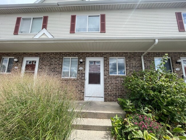 Primary Photo - Townhome with central air and a garage!