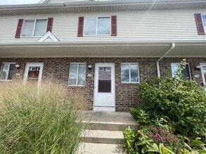 Building Photo - Two Bedroom Townhome with Central Air and ...