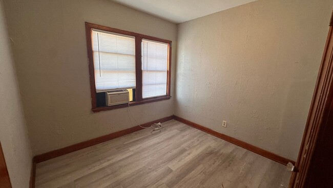 Building Photo - $649 - 2 bed 1 bath - Single Family Home