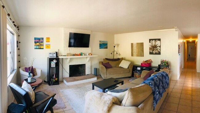 Building Photo - 10 bedrooms 7 bathrooms- 5 master bedrooms total!