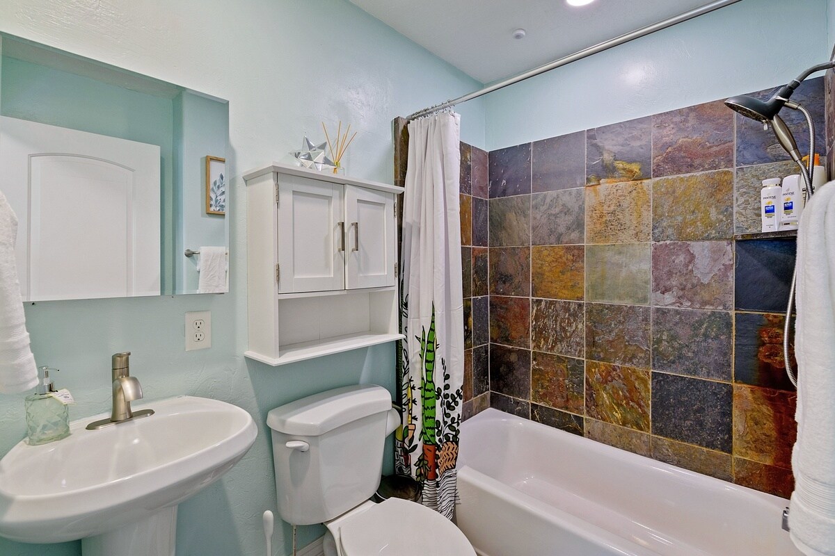 Building Photo - 980 E Bryan Ave