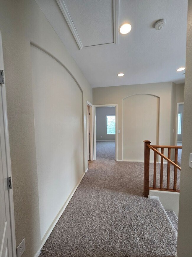 Building Photo - Guard Gated wonderful community 3 Bedroom Townhome!