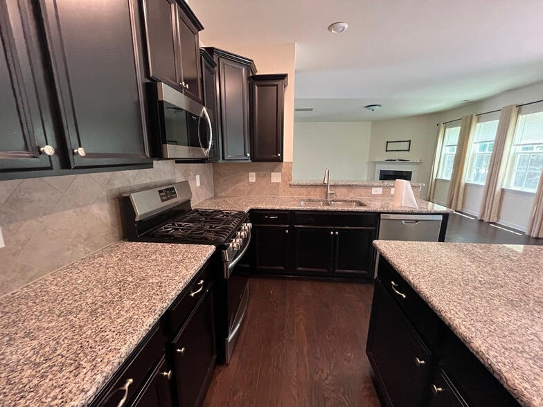 Building Photo - Room in House on Ebbets Rd