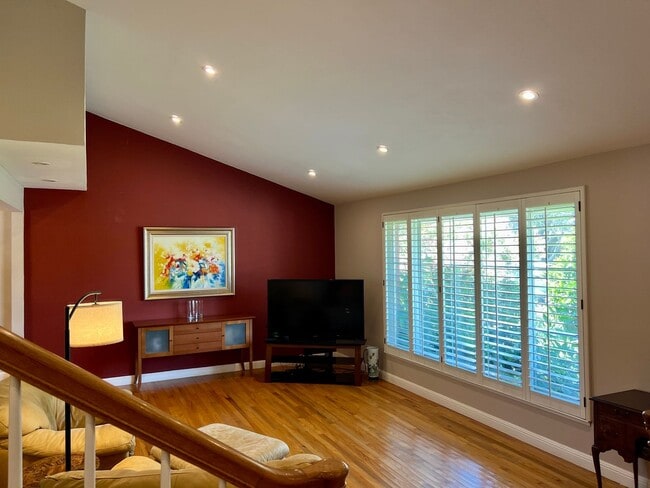 Building Photo - Largest of the very popular Kay floor plan...