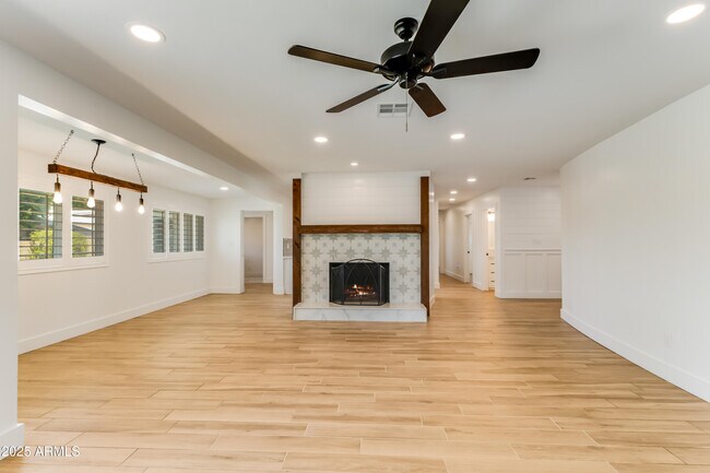 Building Photo - 1028 E Manzanita Dr
