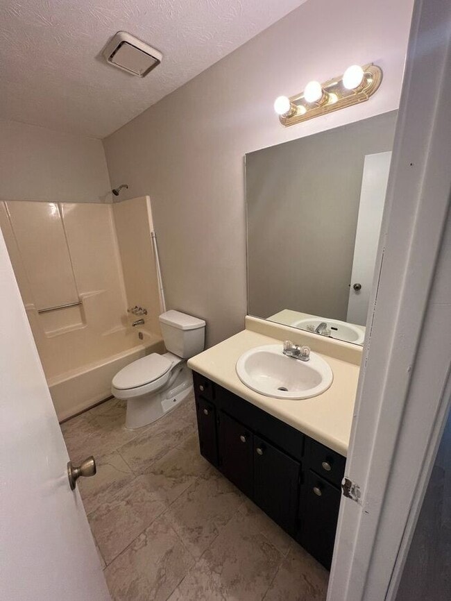 Building Photo - Beautiful 2 bedroom 2 bathroom ranch duplex Now Ready!