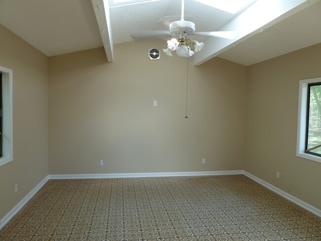 Building Photo - 3 Bed / 2.5 Bath with 2300 Square Feet!! A...