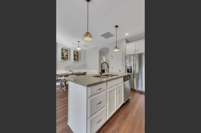 Building Photo - 2017 Bungalow Dr