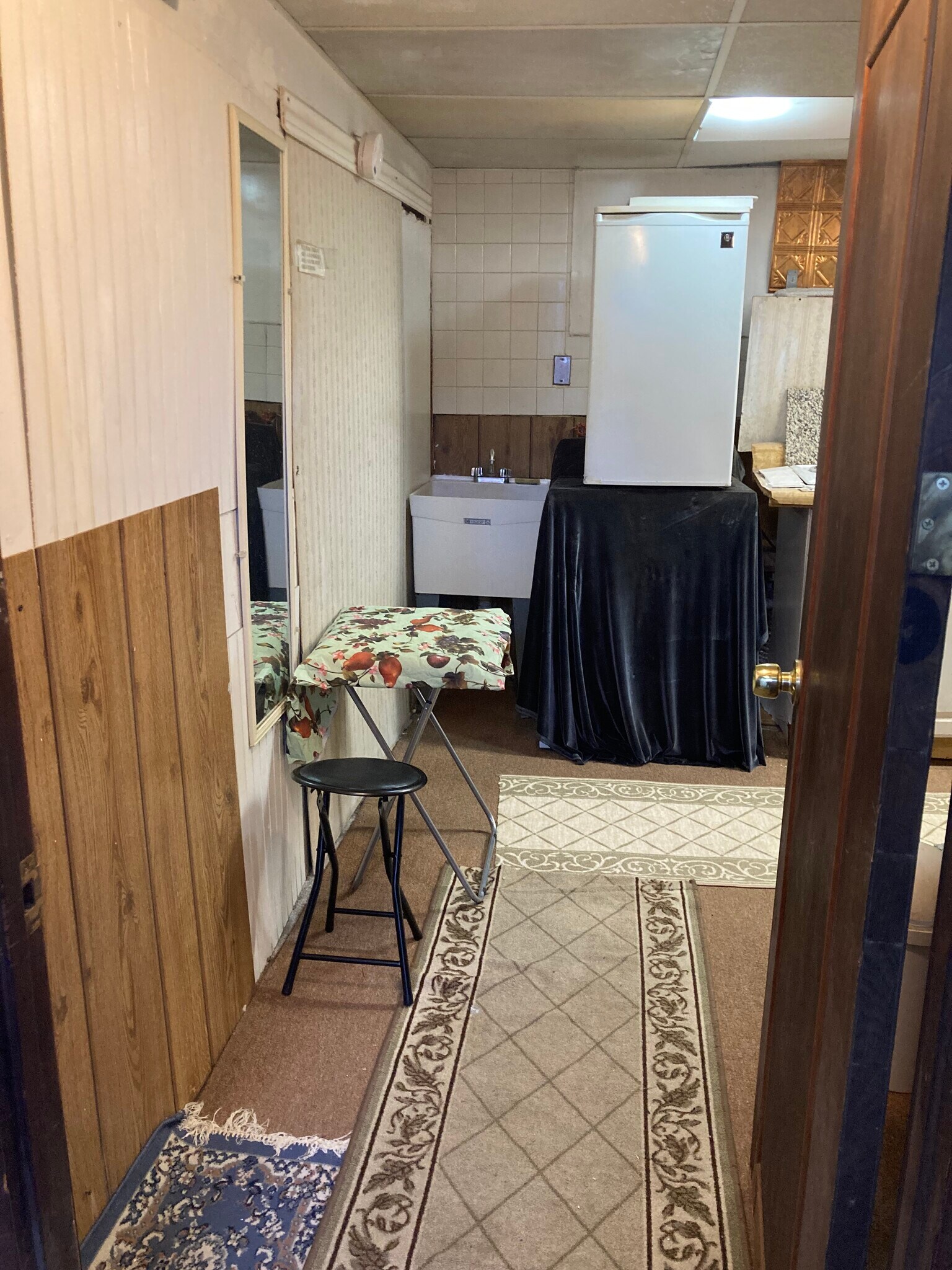 Entry to kitchenette fits small table - 764 Lenore Ln