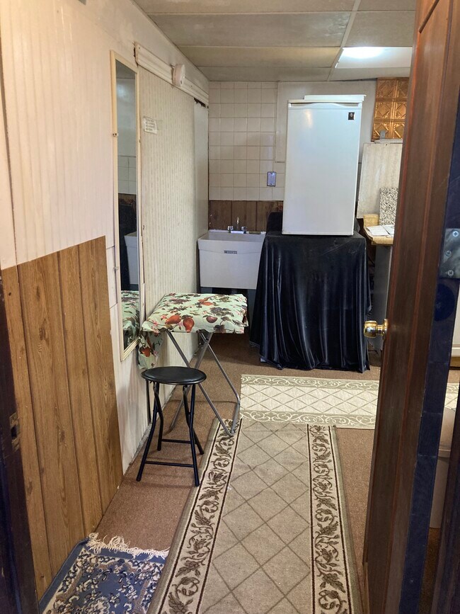 Entry to kitchenette fits small table - 764 Lenore Ln