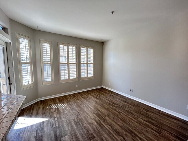 Building Photo - Updated 3 Bed/2.5 Bath Townhome in Gate Community in Anaheim