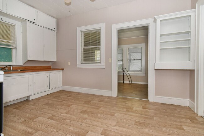 Building Photo - 3814 Roberts St