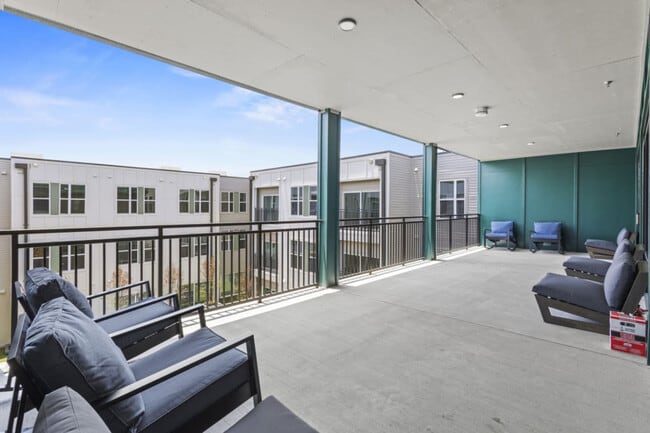 Building Photo - 601 W 9th St