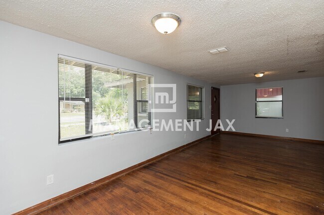 Building Photo - 1598 W 33rd St