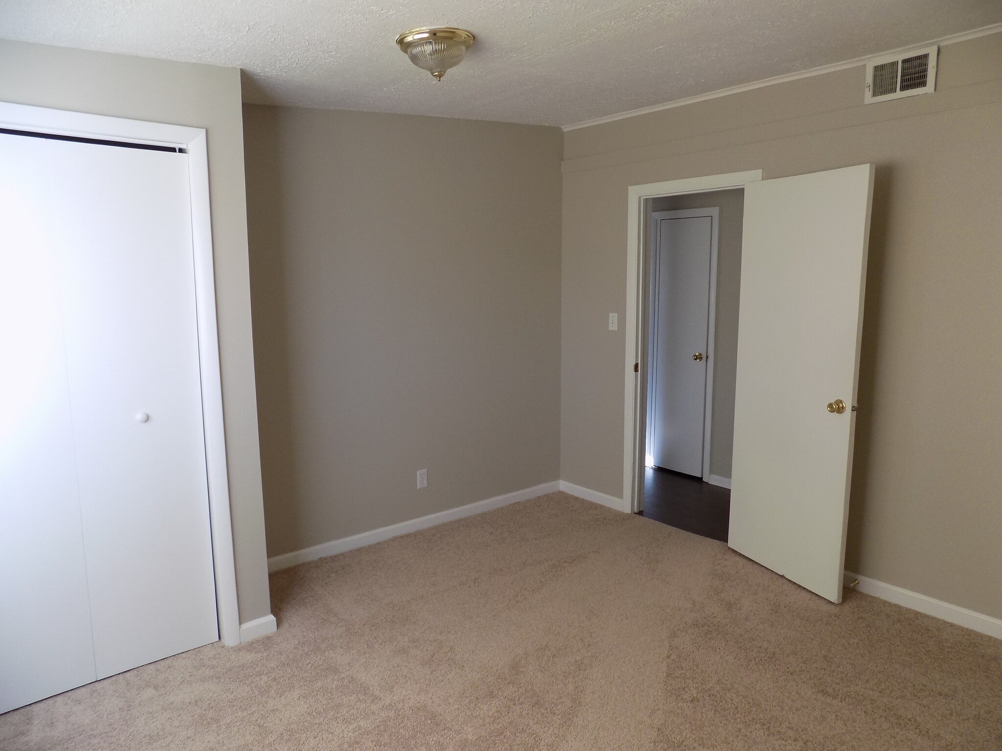 Building Photo - 2505 Maplewood Dr