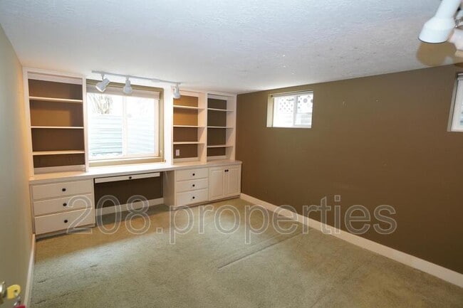 Building Photo - 2721 W Cassia St