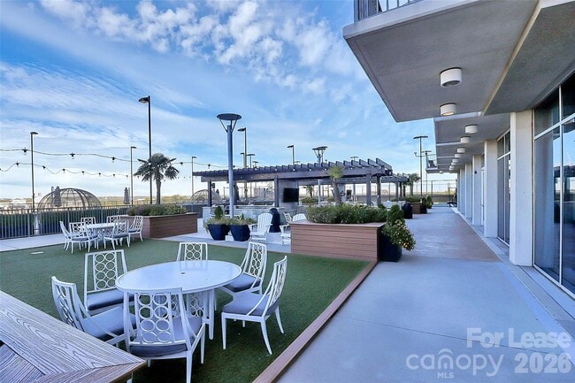 Building Photo - 215 N Pine St