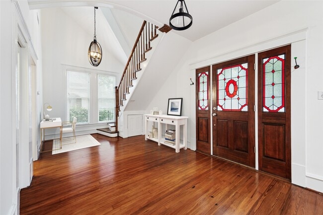 Building Photo - 208 E 12th St