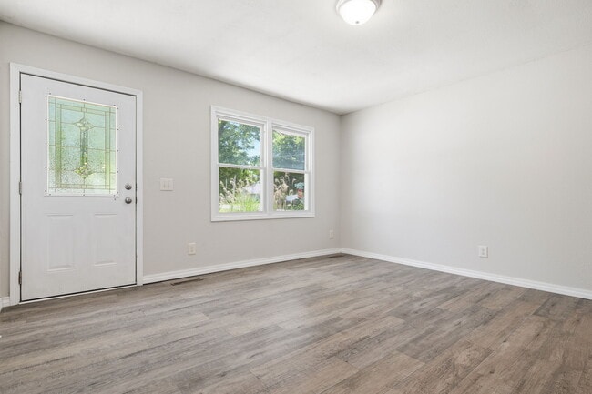 Building Photo - Ridgecrest