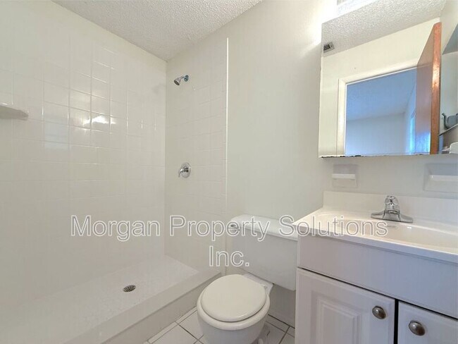 Building Photo - 1221 Poinsettia Ave
