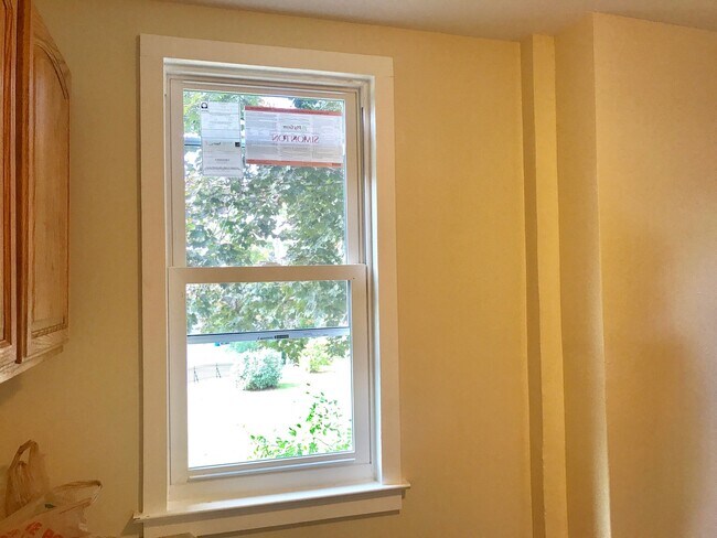 Building Photo - 1431 Bank St