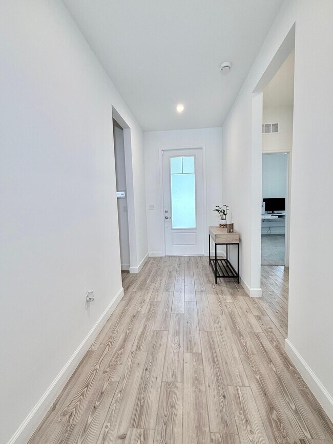 Building Photo - 10525 SW Orana Dr