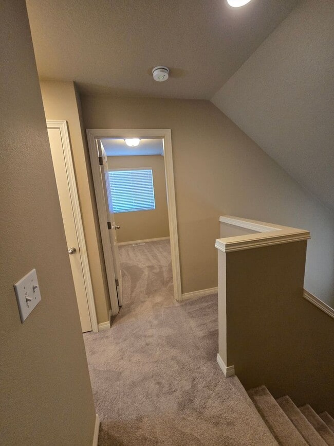 Building Photo - Small Dog Friendly 2 Bedroom 1.5 Bath Hous...