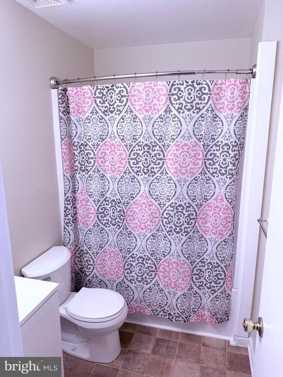 Building Photo - 8625 Point of Woods Dr