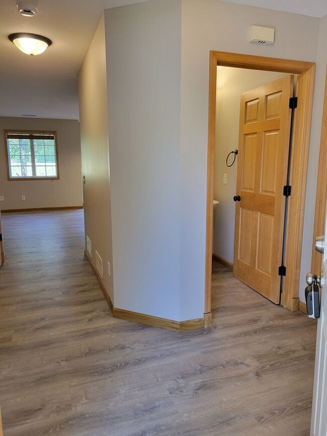 Building Photo - 3 Bedroom Townhouse - Middle Unit
