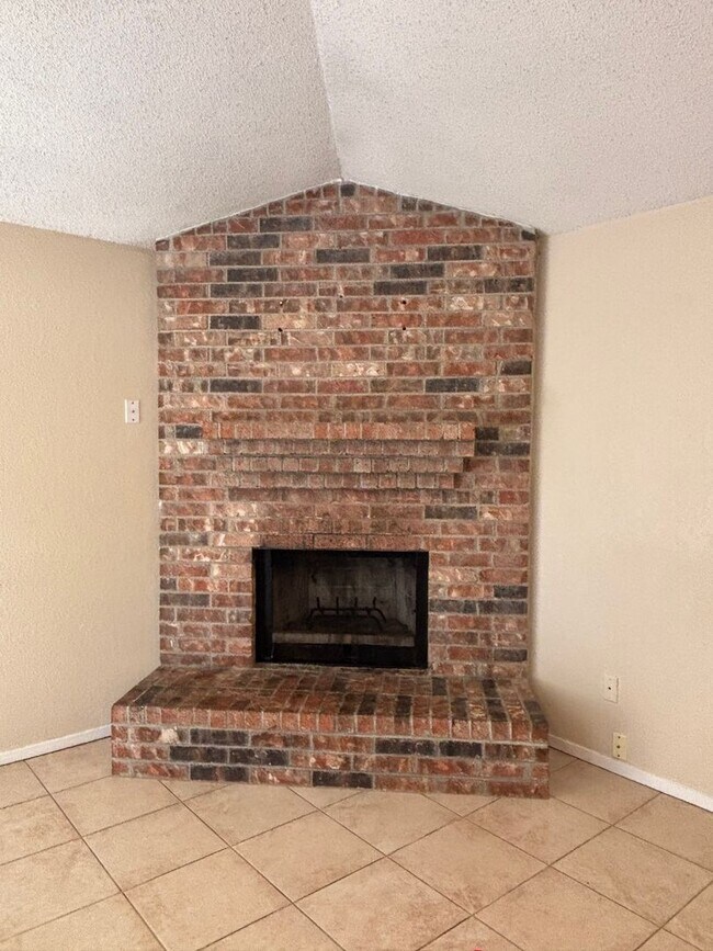 Building Photo - 7601-7603 Silveridge Dr