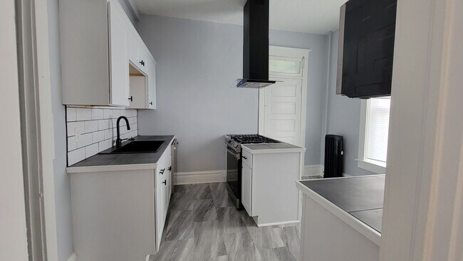 Building Photo - Charming renovated avenues apartment