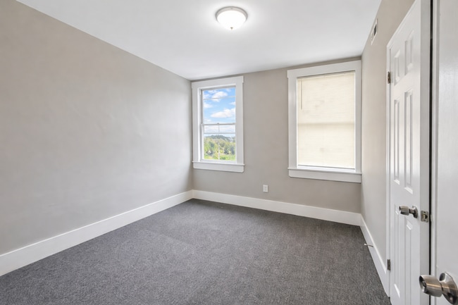 Building Photo - Modern Finishes, In-Unit Laundry & Bright Living Spaces