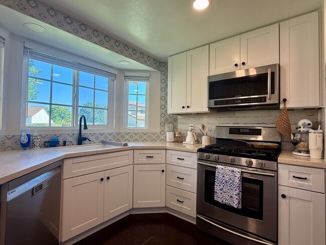 Building Photo - Gorgeous Two Bedroom Home in San Luis Rey