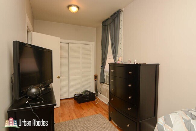 Building Photo - 2030 N Oakley Ave