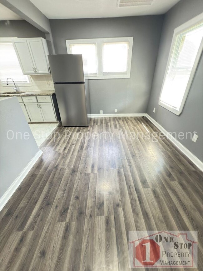 Building Photo - Beautiful 3 Bedroom 1 Bathroom Home in Kansas City!